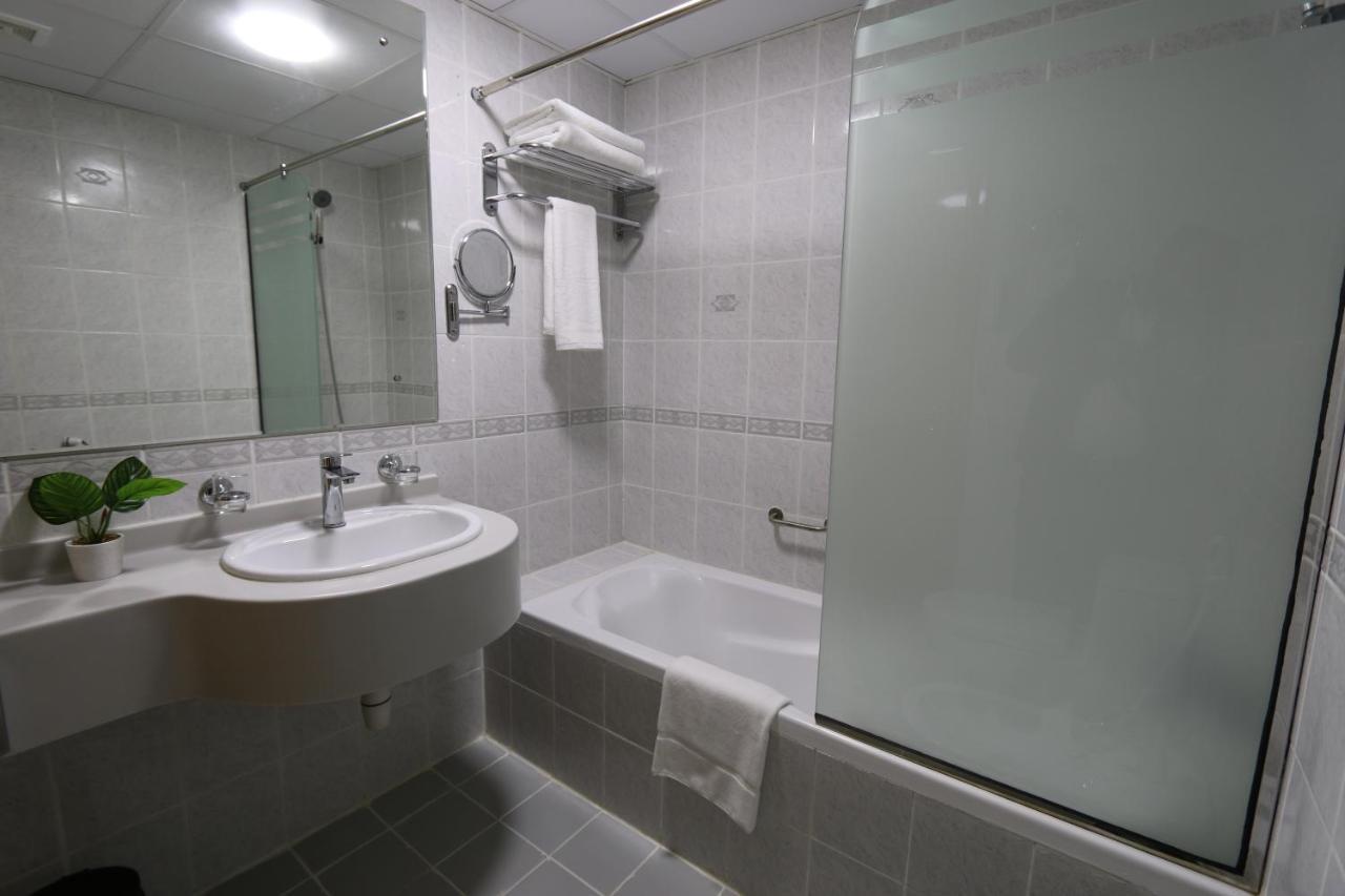 New California Hotel Dubaï Extérieur photo